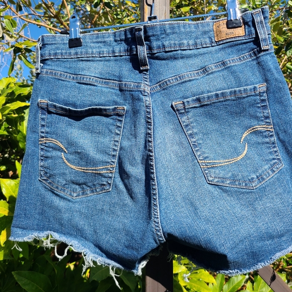 Signature by Levi Strauss High Rise Distressed Raw Hem Shorts Size 10 - Picture 2 of 11